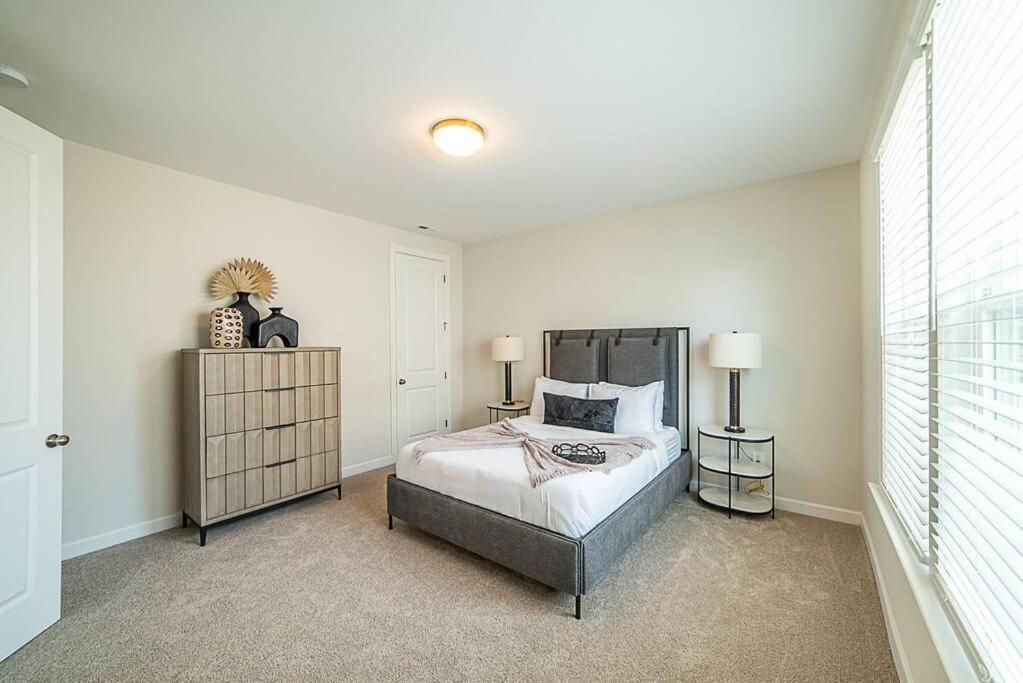New! Lux. 4Br Home W/ Grill, Office & Huge Yard 夏洛特 外观 照片